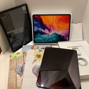 iPad Pro 12.9” 128GB Space Gray 4th Generation Wi-Fi Only Bundle